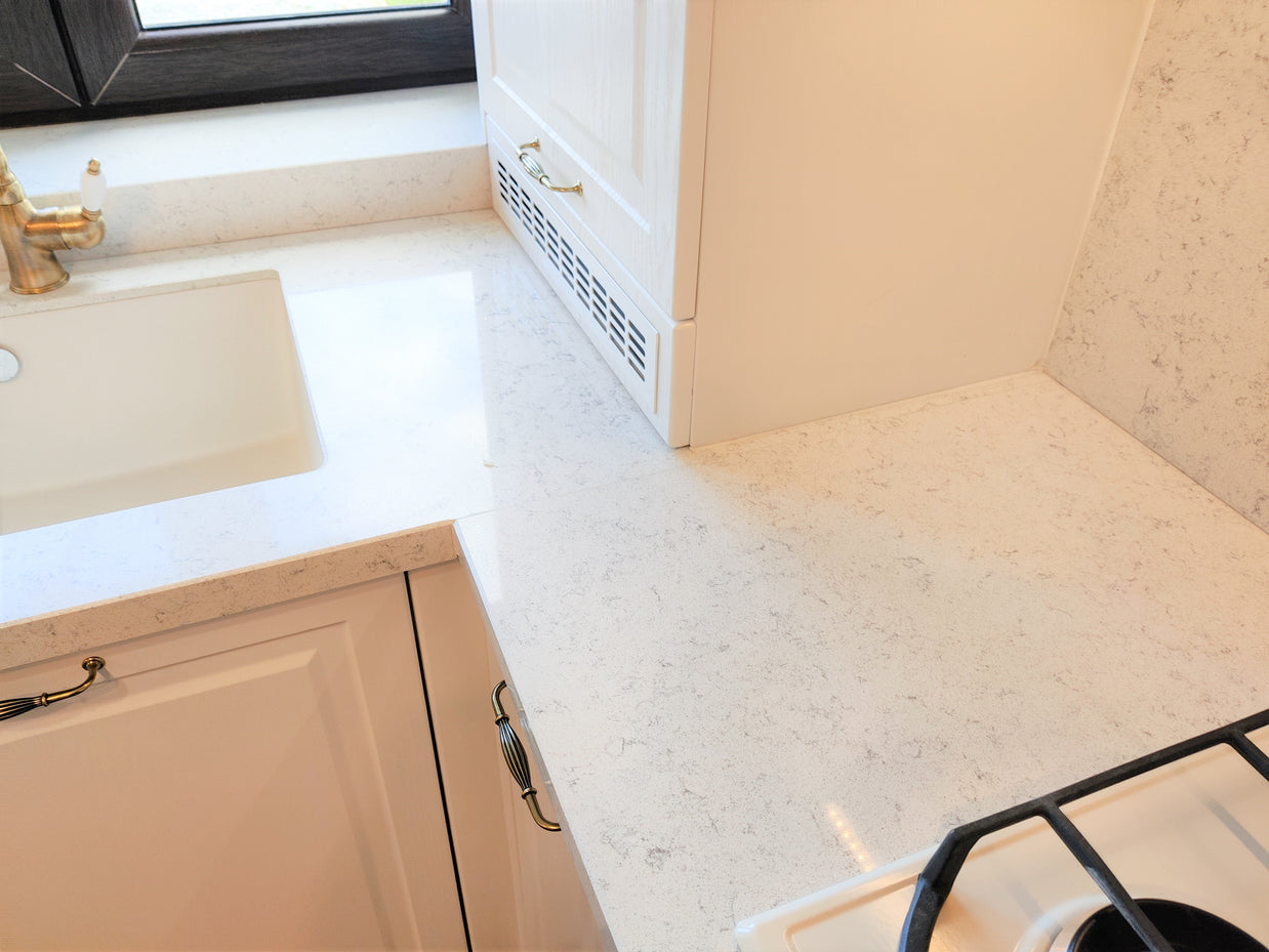 Mobilă de bucătărie din MDF termoformat fabricată la comandă de NORVINIA cu blat din cuarț compozit și chiuvetă montată sub blat