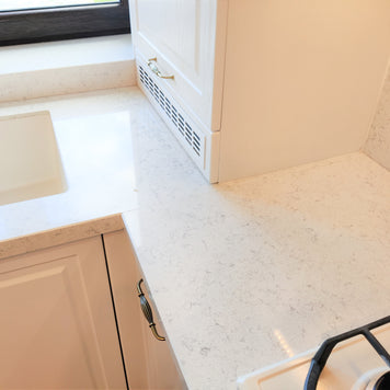 Mobilă de bucătărie din MDF termoformat fabricată la comandă de NORVINIA cu blat din cuarț compozit și chiuvetă montată sub blat