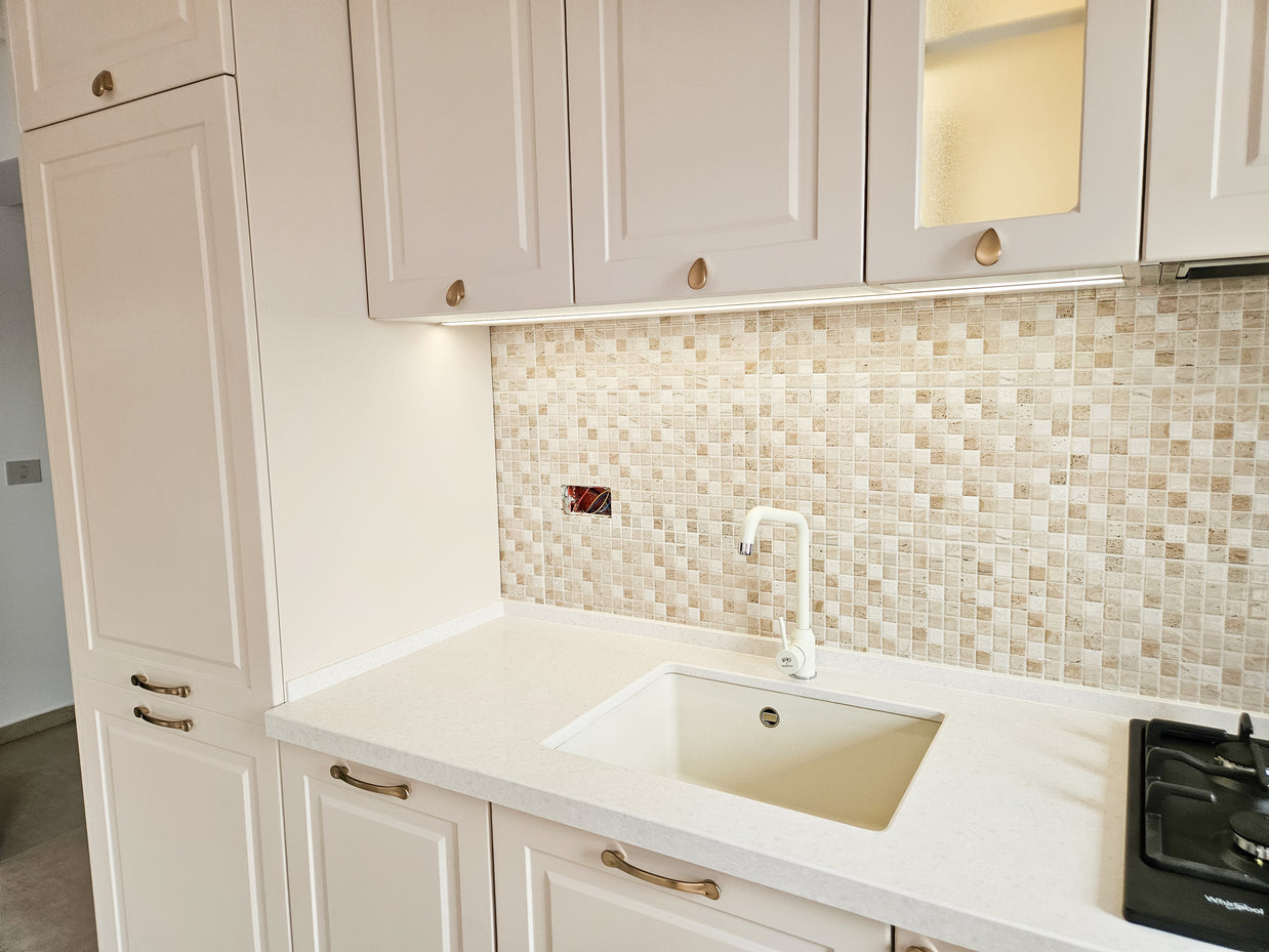 Mobilă de bucătărie fabricată la comandă de NORVINIA cu blat și glaf geam din cuarț compozit, mobilier din MDF termoformat