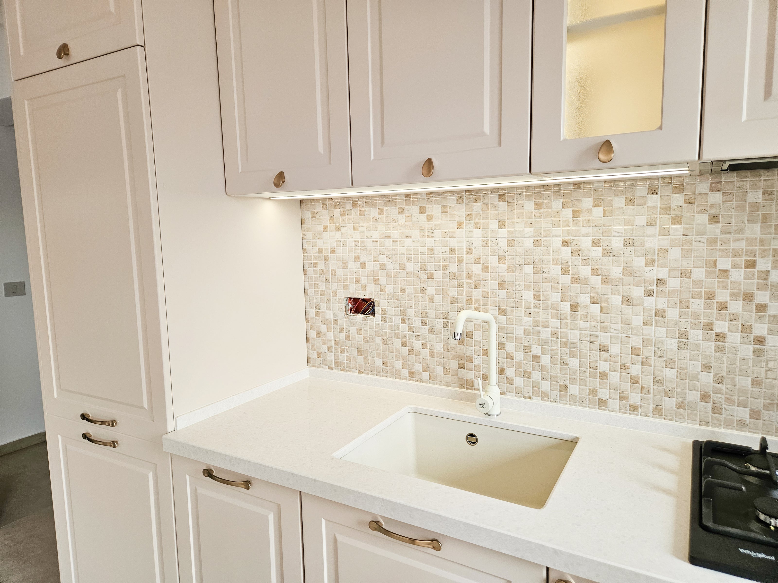 Mobilă de bucătărie fabricată la comandă de NORVINIA cu blat și glaf geam din cuarț compozit, mobilier din MDF termoformat