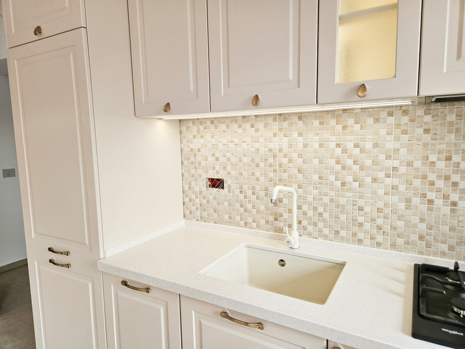 Mobilă de bucătărie fabricată la comandă de NORVINIA cu blat și glaf geam din cuarț compozit, mobilier din MDF termoformat