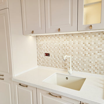 Mobilă de bucătărie fabricată la comandă de NORVINIA cu blat și glaf geam din cuarț compozit, mobilier din MDF termoformat