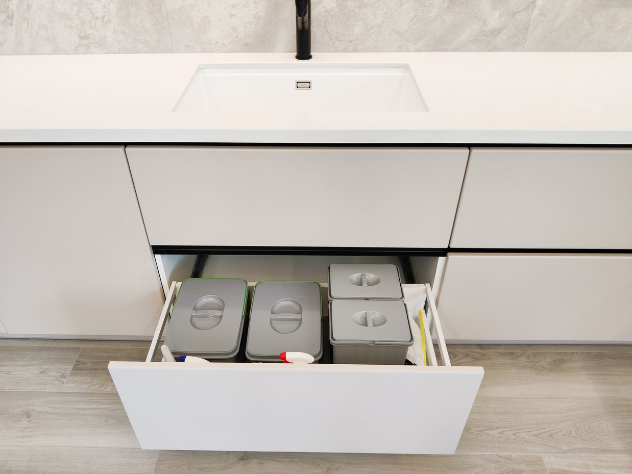 Mobilă de bucătărie fabricată la comandă de Norvinia cu blat din cuarț compozit, mobilier din MDF termoformat