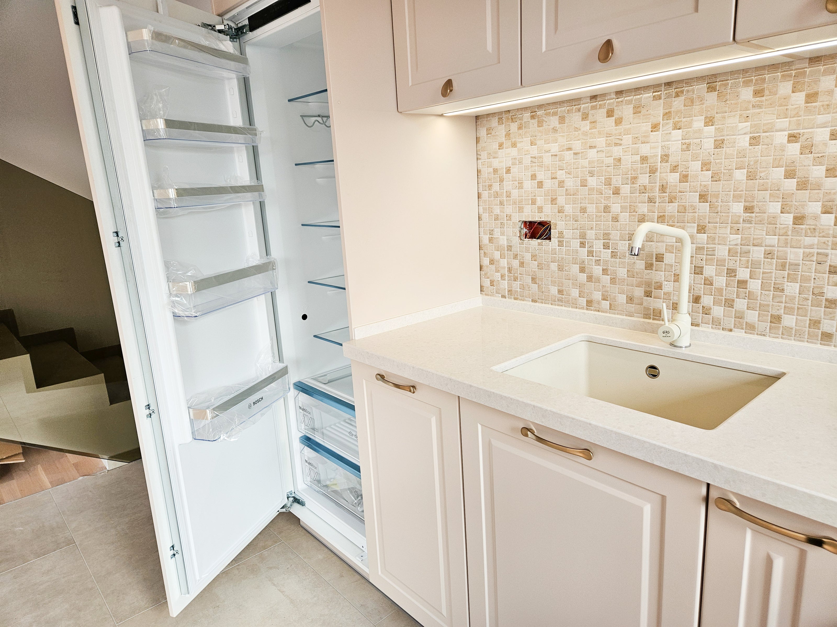 Mobilă de bucătărie fabricată la comandă de NORVINIA cu blat și glaf geam din cuarț compozit, mobilier din MDF termoformat