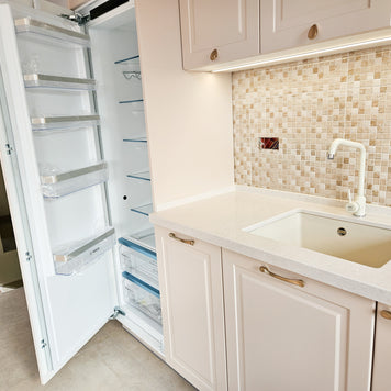 Mobilă de bucătărie fabricată la comandă de NORVINIA cu blat și glaf geam din cuarț compozit, mobilier din MDF termoformat