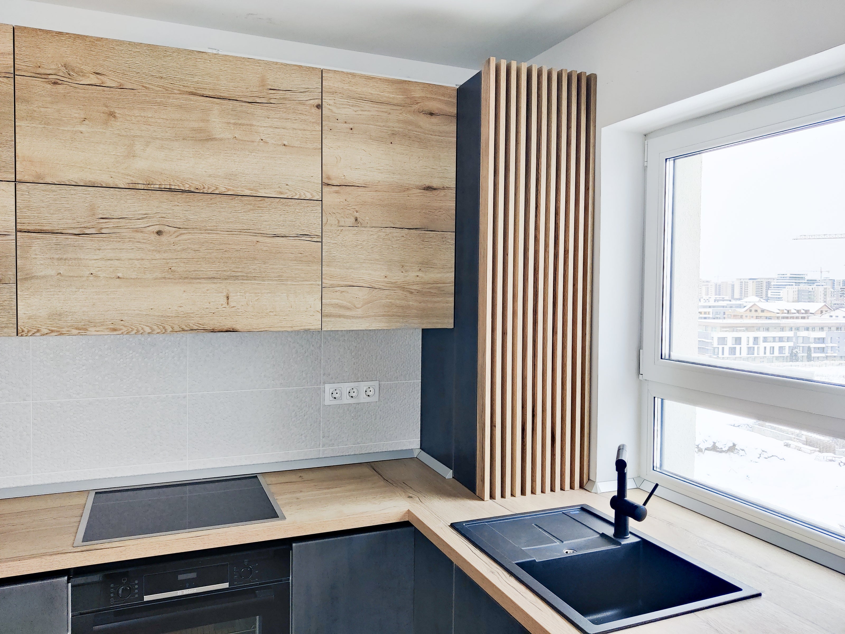 Mobilă de bucătărie din MDF termoformat fabricată la comandă de NORVINIA cu blat termorezistent și îmbinare colț invizibilă