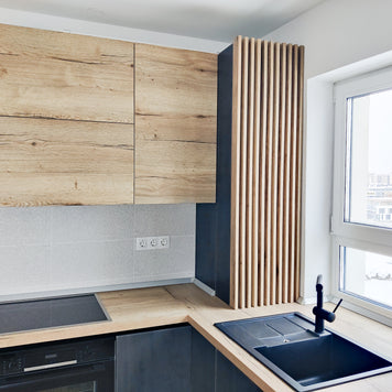 Mobilă de bucătărie din MDF termoformat fabricată la comandă de NORVINIA cu blat termorezistent și îmbinare colț invizibilă