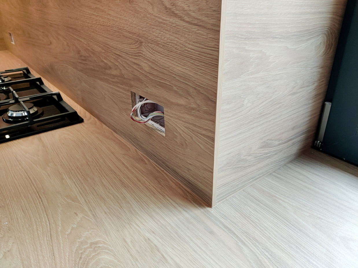 Mobilier de bucătărie NORVINIA cu blat, glaf și contrablat termorezistent, fronturi din MDF termoformat