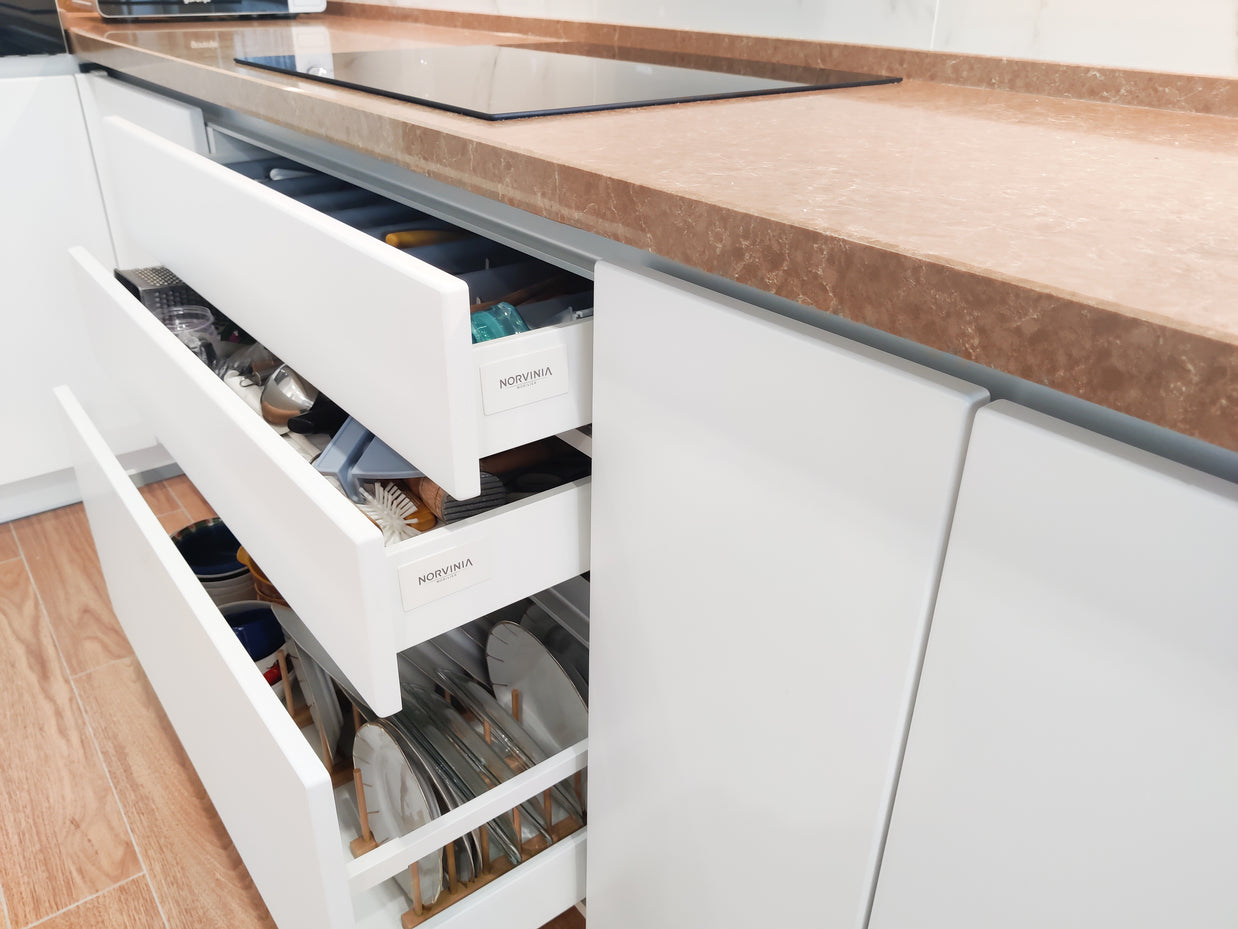 Mobilier de bucătărie NORVINIA din MDF cu blat din cuarț compozit, mânere Gola montate în spatele ușilor