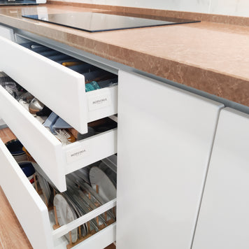 Mobilier de bucătărie NORVINIA din MDF cu blat din cuarț compozit, mânere Gola montate în spatele ușilor