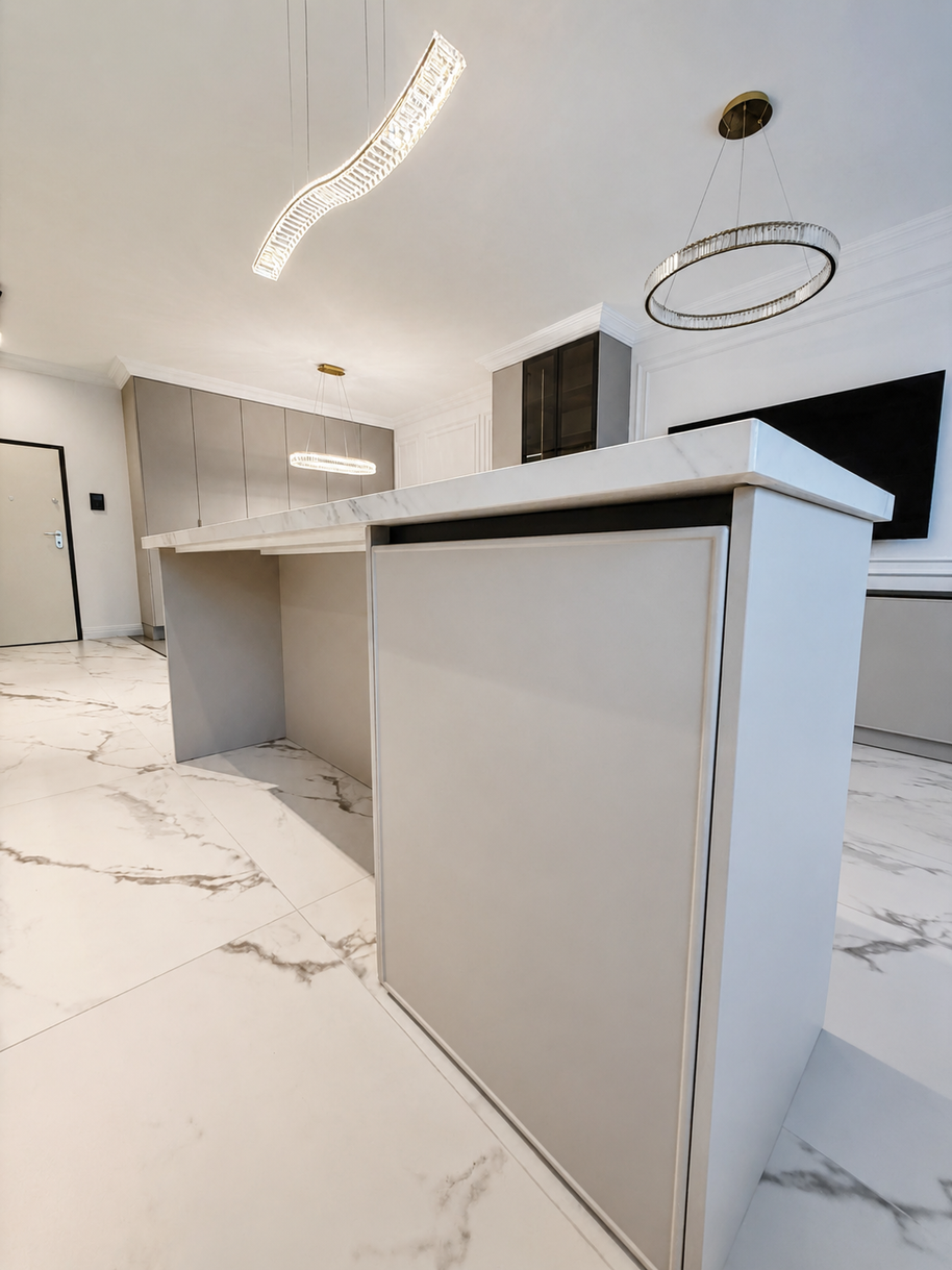 Mobilier de bucătărie NORVINIA, cu fronturi din MDF termoformat, blat din cuarț compozit și mânere tip profil GOLA, finisaj negru mat