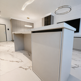 Mobilier de bucătărie NORVINIA, cu fronturi din MDF termoformat, blat din cuarț compozit și mânere tip profil GOLA, finisaj negru mat