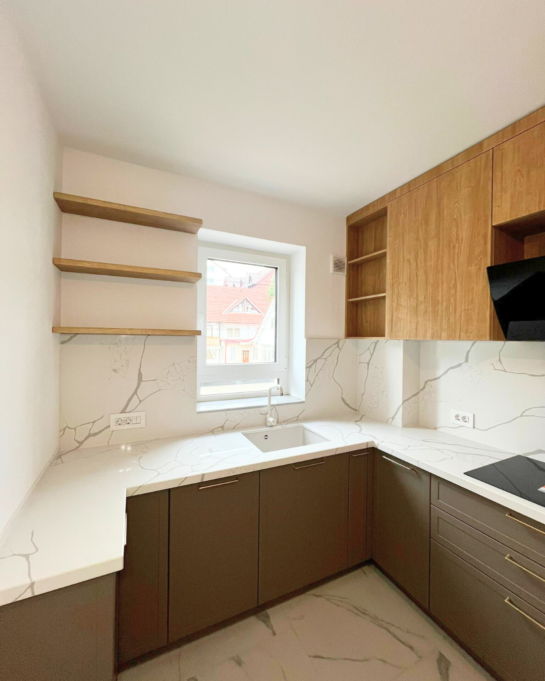 Mobilier bucătărie NORVINIA, cu blat din cuarț compozit și chiuvetă montată sub blat