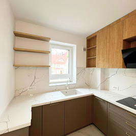 Mobilier bucătărie NORVINIA, cu blat din cuarț compozit și chiuvetă montată sub blat