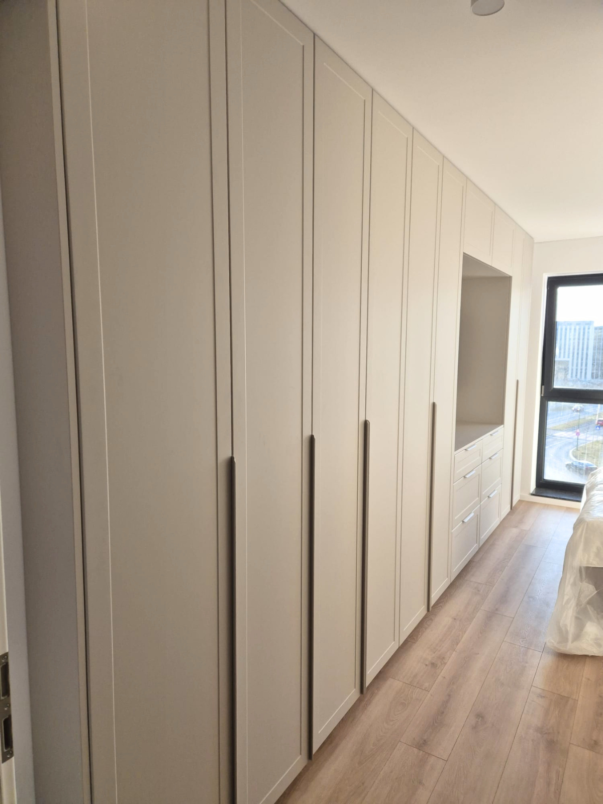 Mobilier la comandă din MDF termoformat pentru dormitor - noptieră, consolă și dressing