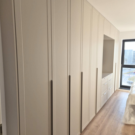 Mobilier la comandă din MDF termoformat pentru dormitor - noptieră, consolă și dressing