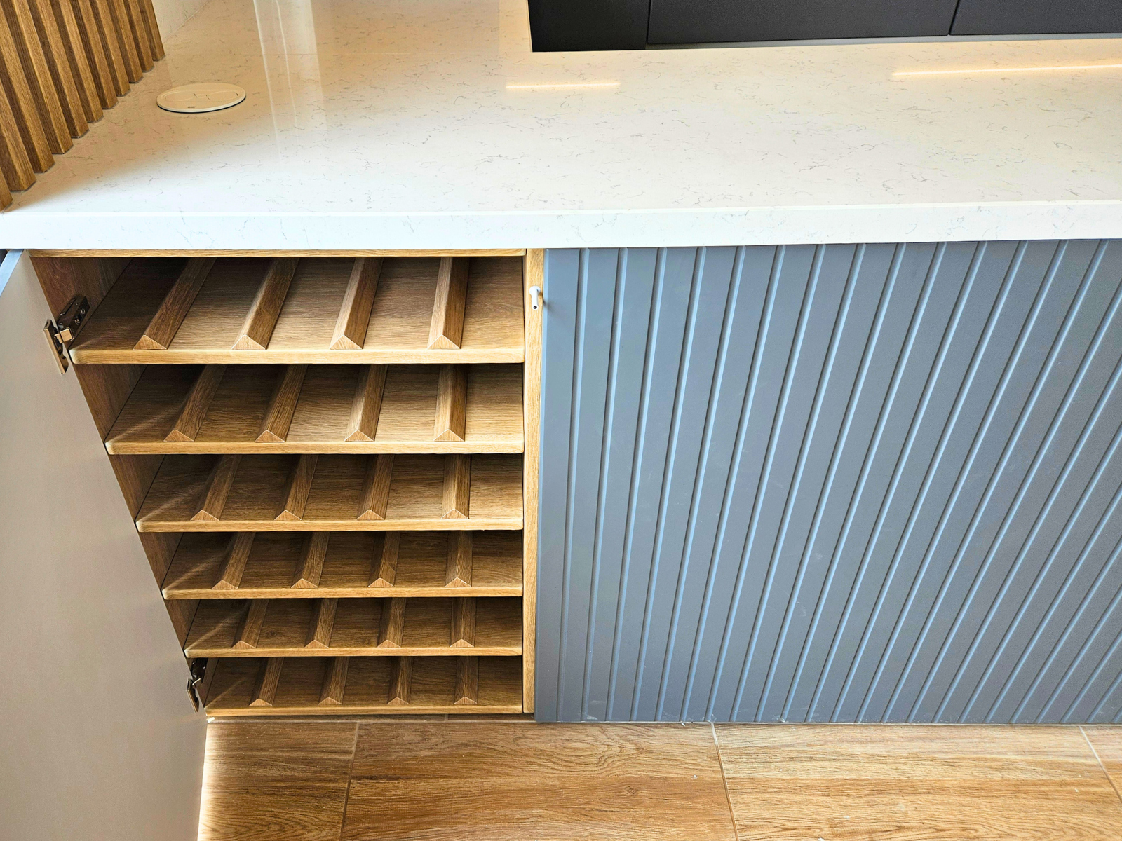 Mobilier la comandă pentru bucătărie NORVINIA, cu mânere ascunse GOLA și blat din cuarț compozit