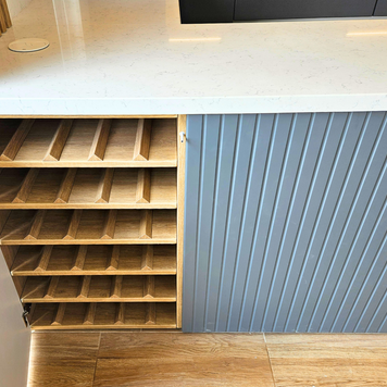 Mobilier la comandă pentru bucătărie NORVINIA, cu mânere ascunse GOLA și blat din cuarț compozit