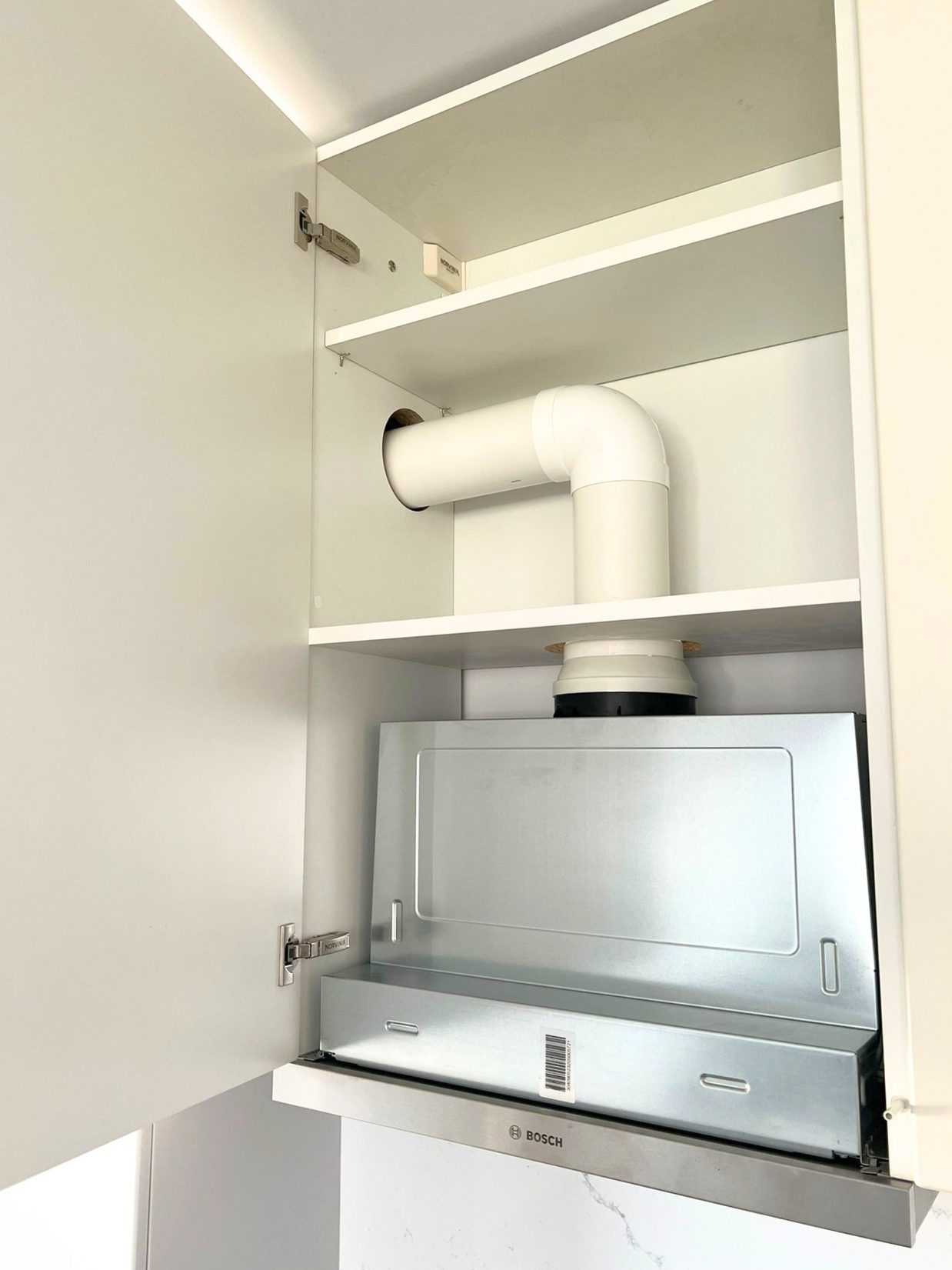 Mobilier la comandă pentru bucătărie NORVINIA, cu mânere tip profil GOLA și blat din cuarț compozit