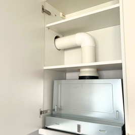 Mobilier la comandă pentru bucătărie NORVINIA, cu mânere tip profil GOLA și blat din cuarț compozit