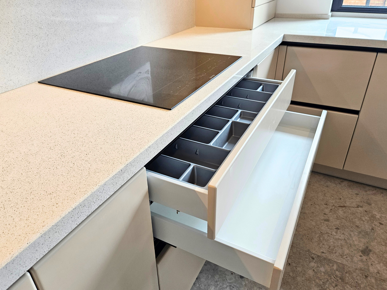 Mobilier pentru bucătărie NORVINIA, cu mânere profil GOLA, cu blat din cuarț compozit și chiuvetă montată sub blat