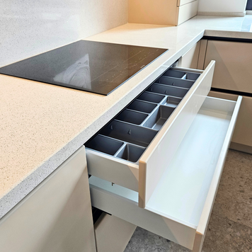 Mobilier pentru bucătărie NORVINIA, cu mânere profil GOLA, cu blat din cuarț compozit și chiuvetă montată sub blat