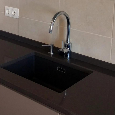 Chiuvetă sub blat din granit, fără picurător și cu o cuvă