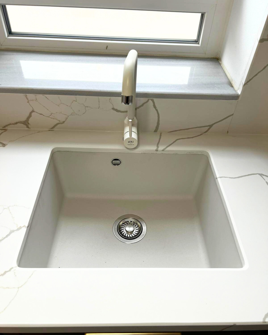 Mobilier bucătărie NORVINIA, cu blat din cuarț compozit și chiuvetă montată sub blat