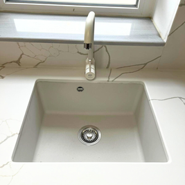 Mobilier bucătărie NORVINIA, cu blat din cuarț compozit și chiuvetă montată sub blat