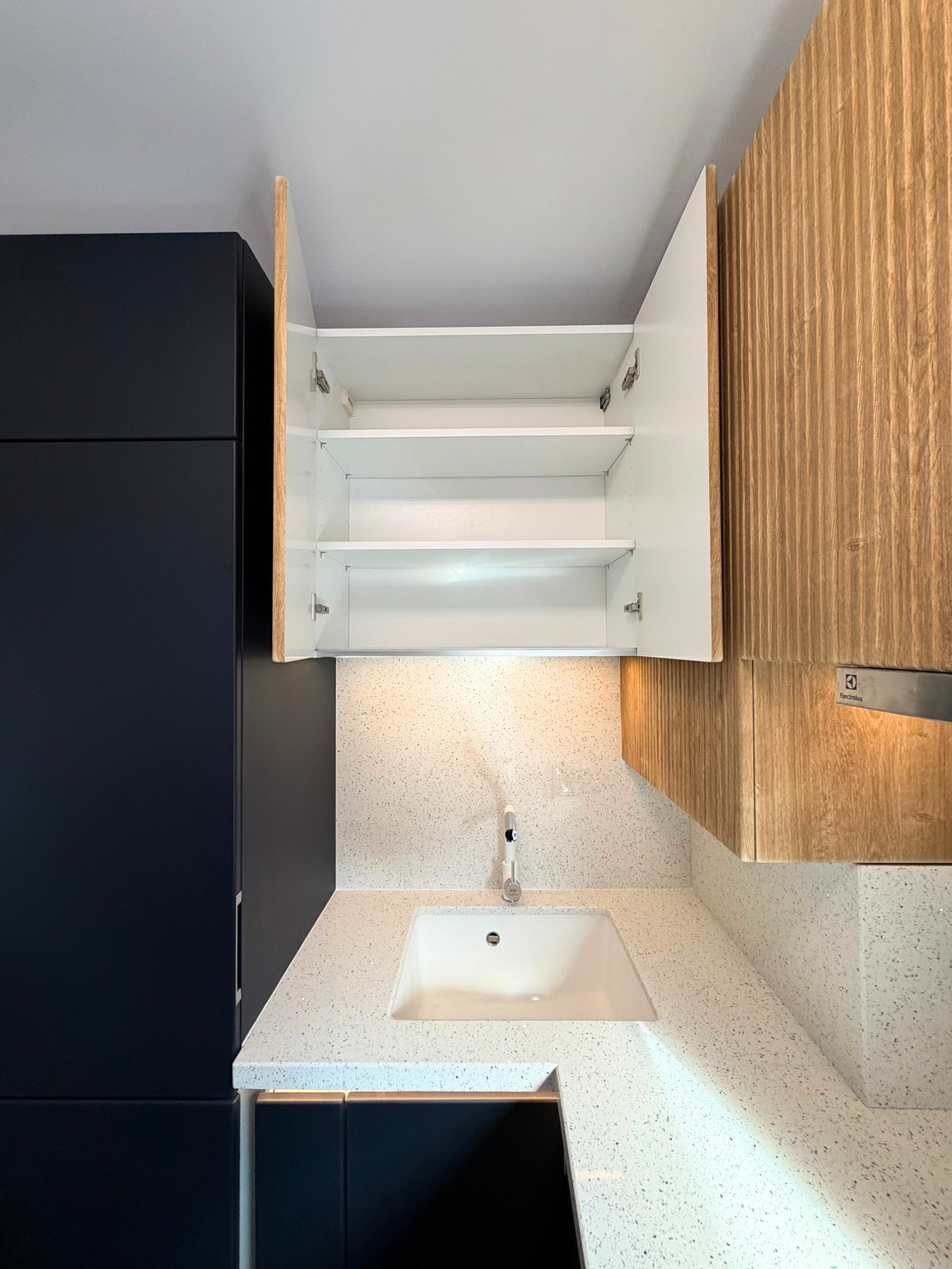 Mobilier din MDF termoformat cu blat, contrablat din cuarț compozit și mânere tip profil GOLA