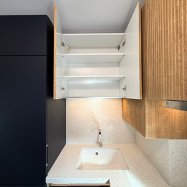 Mobilier din MDF termoformat cu blat, contrablat din cuarț compozit și mânere tip profil GOLA