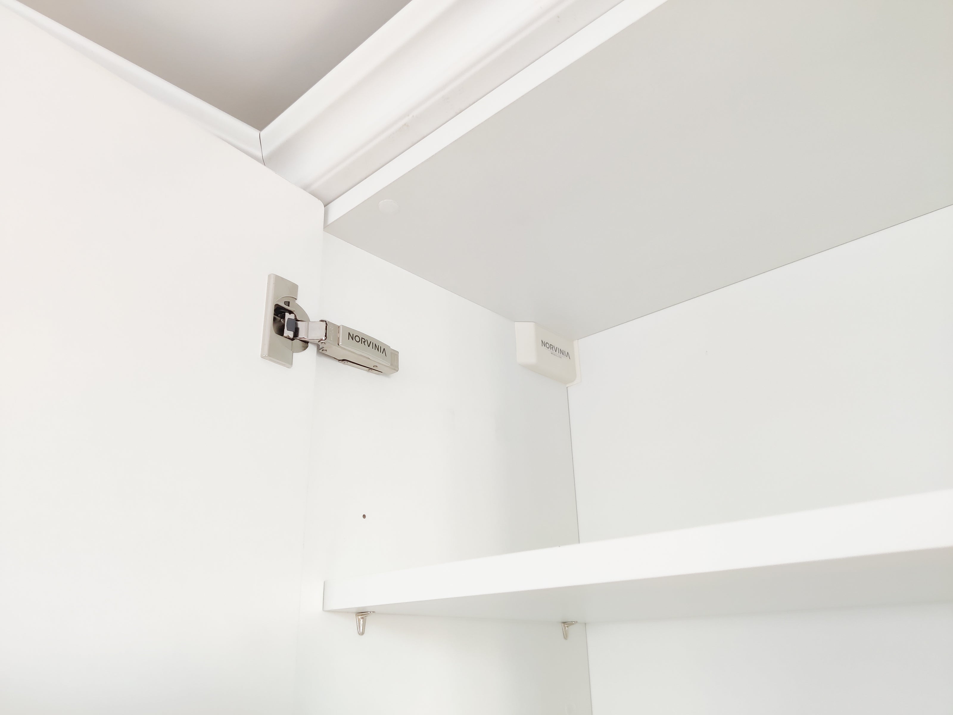 Mobilier de bucătărie NORVINIA cu fronturi din MDF termoformat și blat din cuarț compozit