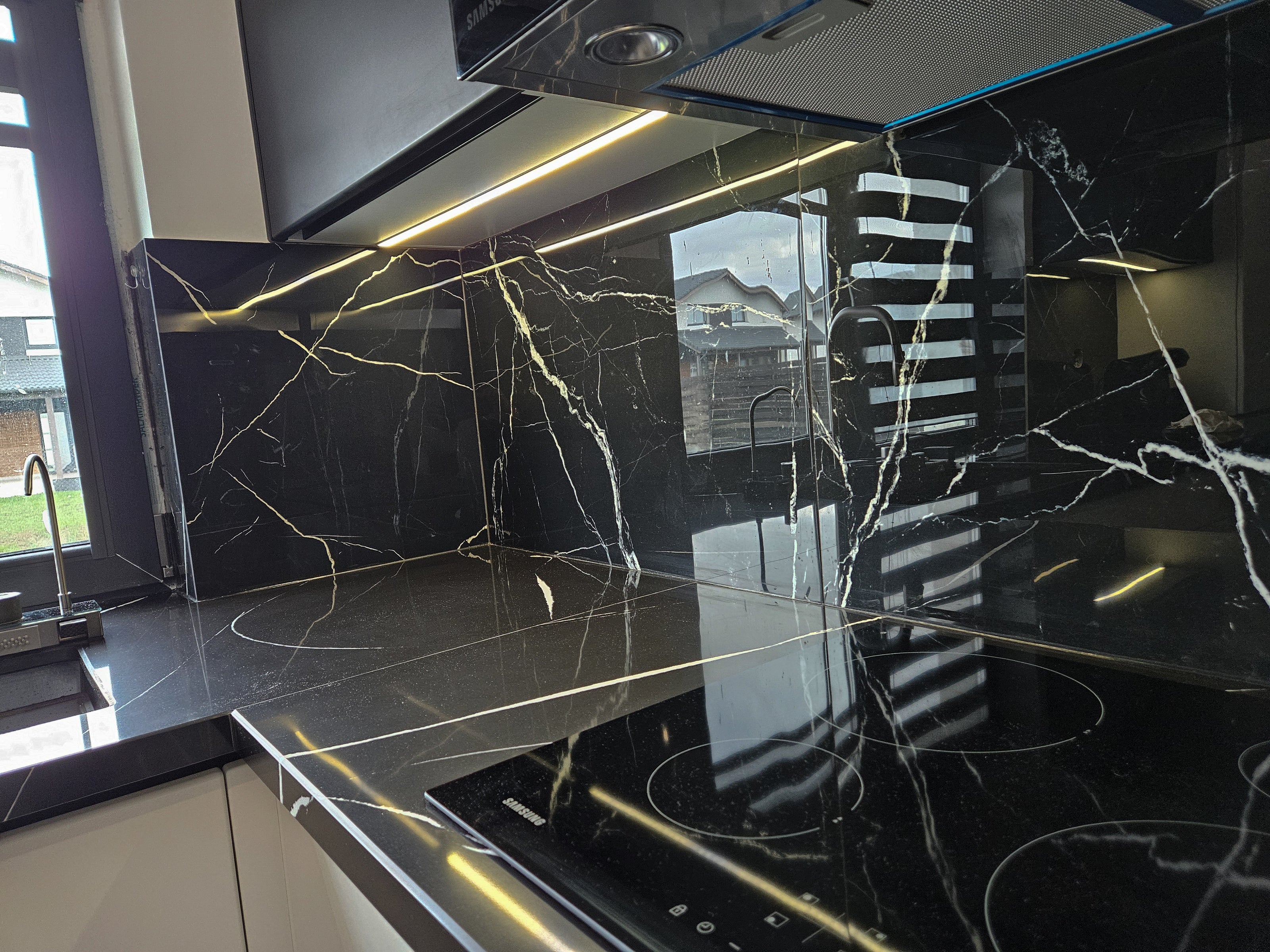 Mobilă de bucătărie fabricată la comandă de NORVINIA cu blat din cuarț compozit, mobilier din MDF termoformat