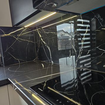 Mobilă de bucătărie fabricată la comandă de NORVINIA cu blat din cuarț compozit, mobilier din MDF termoformat