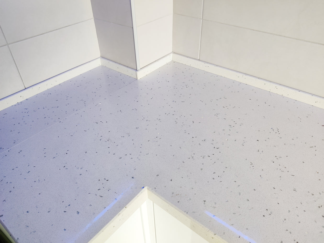 Mobilier bucătărie NORVINIA, cu mânere Gola ascunse în spatele ușilor, blat din cuarț compozit și chiuvetă montată sub blat