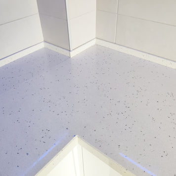 Mobilier bucătărie NORVINIA, cu mânere Gola ascunse în spatele ușilor, blat din cuarț compozit și chiuvetă montată sub blat