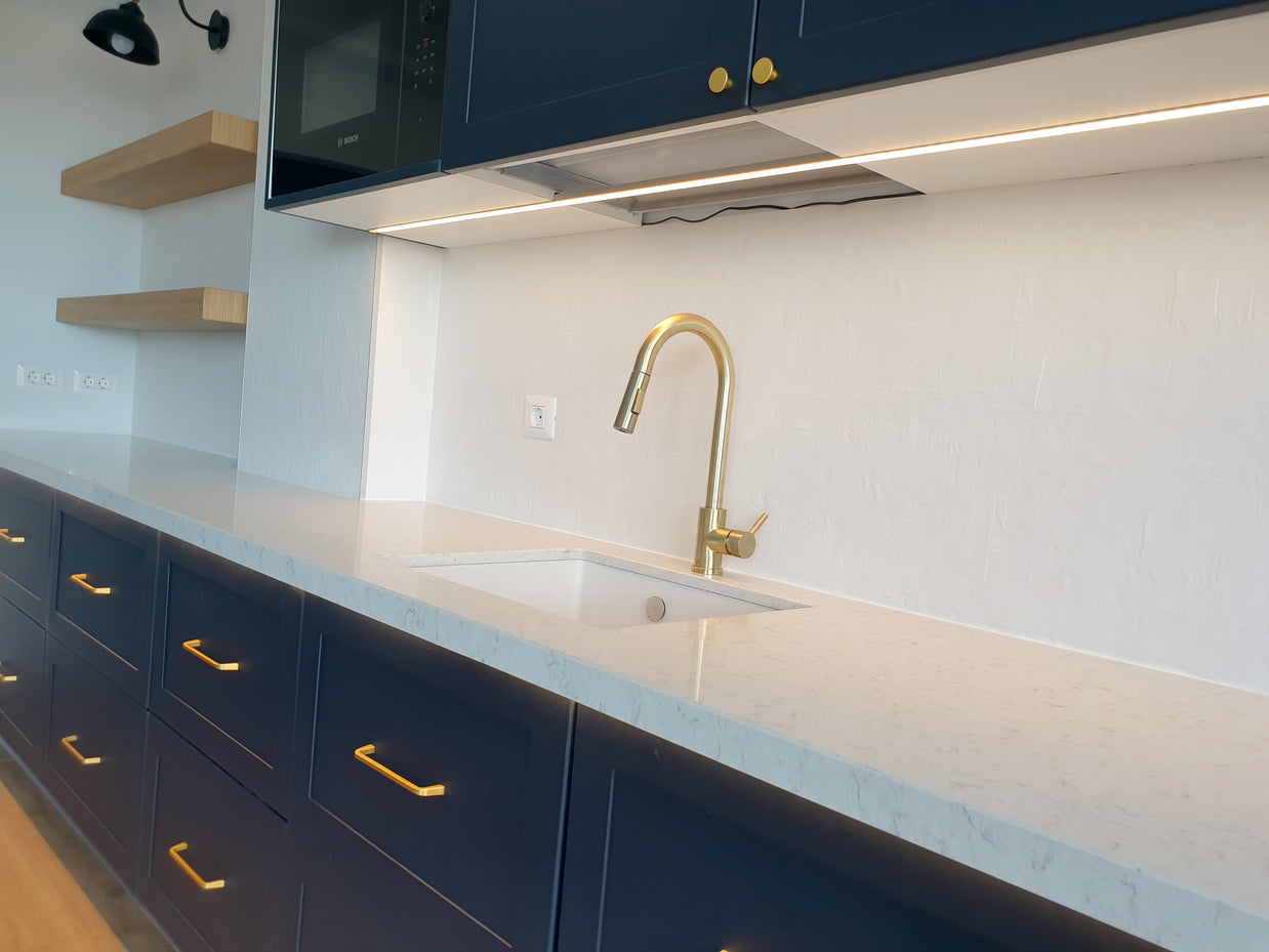 Mobilă de bucătărie NORVINIA cu blat din cuarț compozit și chiuvetă montată sub blat