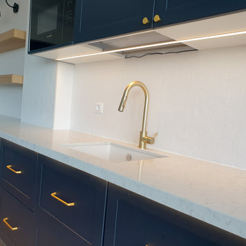 Mobilă de bucătărie NORVINIA cu blat din cuarț compozit și chiuvetă montată sub blat