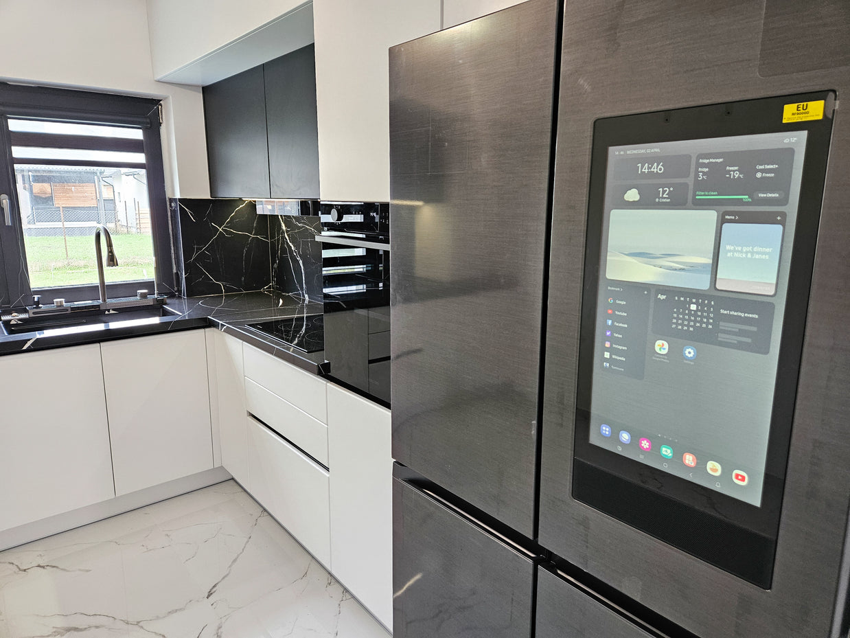 Mobilă de bucătărie fabricată la comandă de NORVINIA cu blat din cuarț compozit, mobilier din MDF termoformat