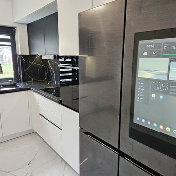 Mobilă de bucătărie fabricată la comandă de NORVINIA cu blat din cuarț compozit, mobilier din MDF termoformat