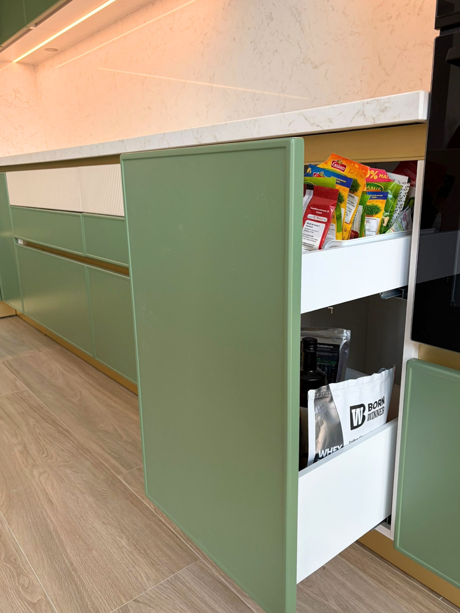 Mobilier din MDF termoformat cu blat din cuarț compozit, insulă cu blat din cuarț și mânere GOLA
