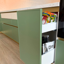 Mobilier din MDF termoformat cu blat din cuarț compozit, insulă cu blat din cuarț și mânere GOLA