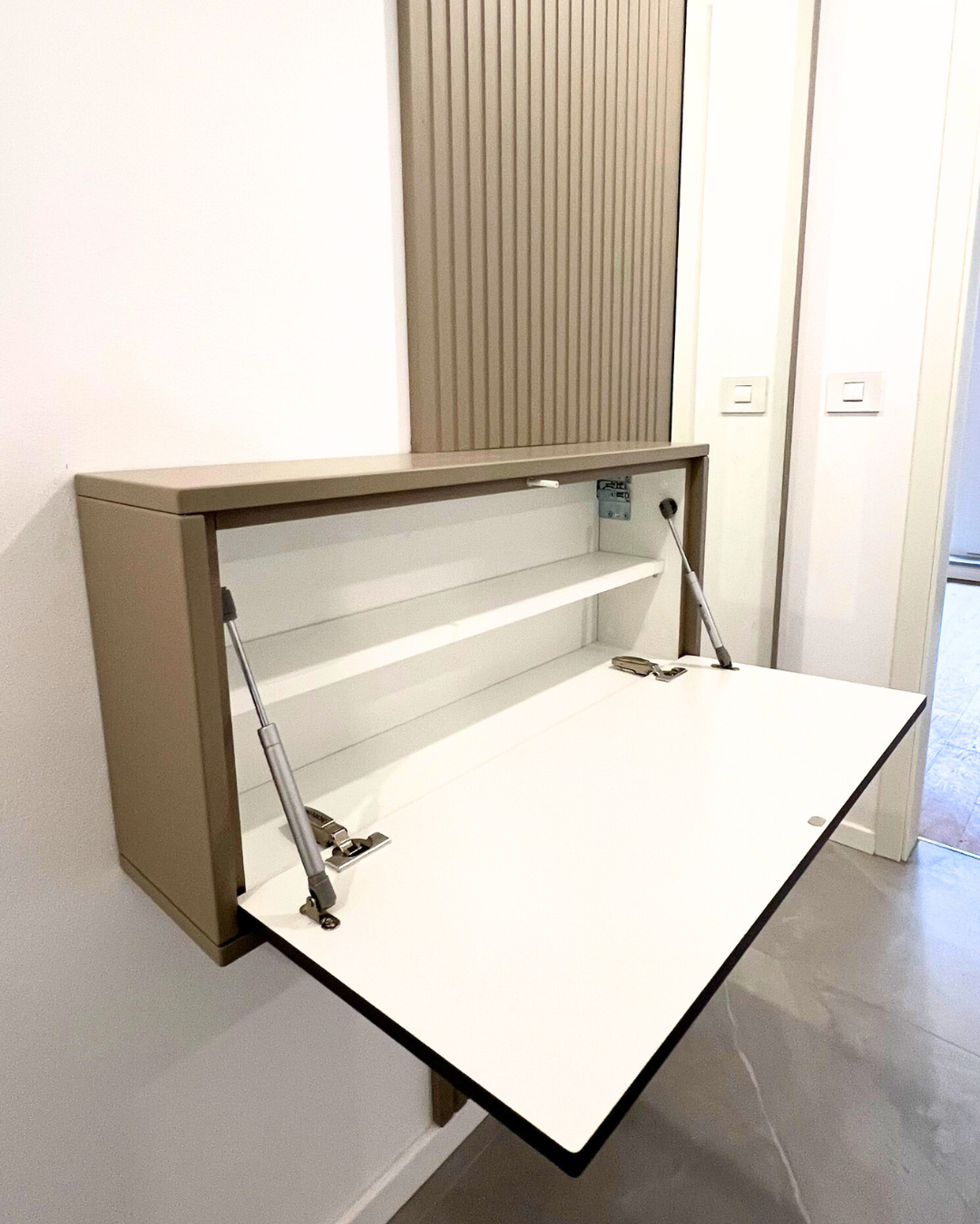 Mobilier pentru hol cu riflaj și oglindă realizat la comandă de NORVINIA