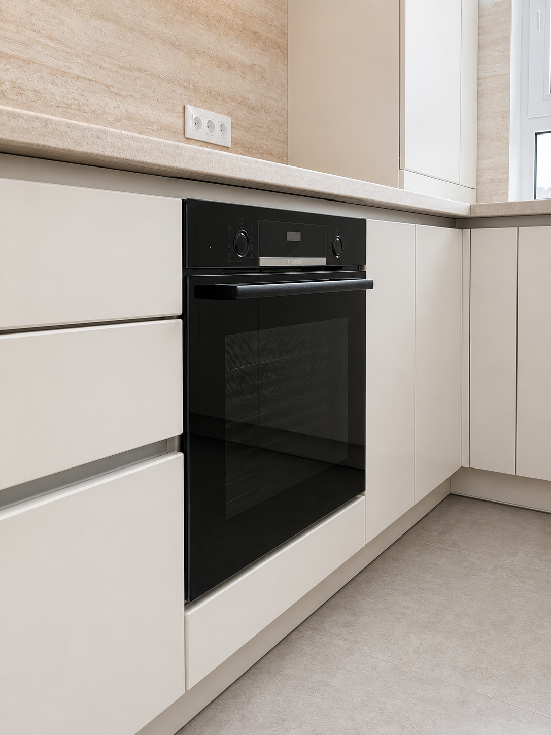 Mobilier de bucătărie NORVINIA, cu fronturi din MDF termoformat, blat termorezistent EGGER și mânere tip profil GOLA