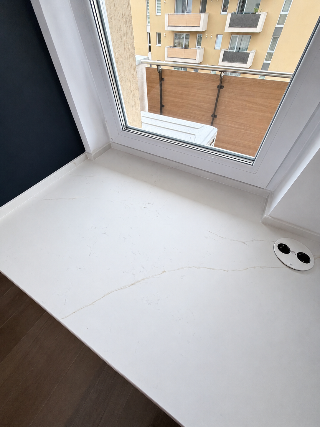 Mobilier de bucătărie NORVINIA, cu fronturi din MDF termoformat albastre și textură lemn, blat din cuarț compozit și mânere tip profil GOLA, finisaj auriu