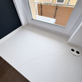 Mobilier de bucătărie NORVINIA, cu fronturi din MDF termoformat albastre și textură lemn, blat din cuarț compozit și mânere tip profil GOLA, finisaj auriu