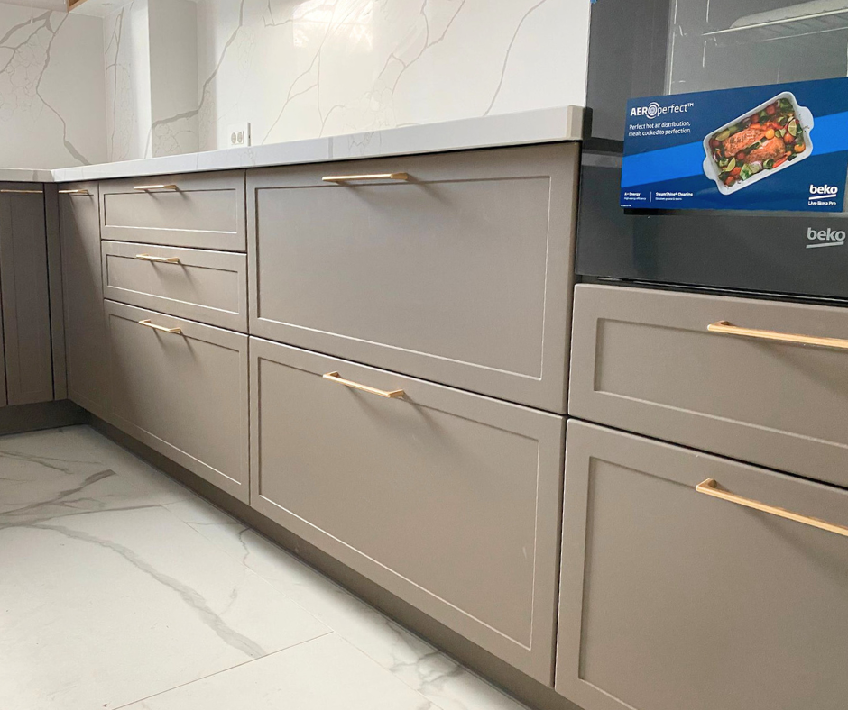 Mobilier bucătărie NORVINIA, cu blat din cuarț compozit și chiuvetă montată sub blat