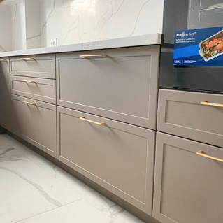 Mobilier bucătărie NORVINIA, cu blat din cuarț compozit și chiuvetă montată sub blat