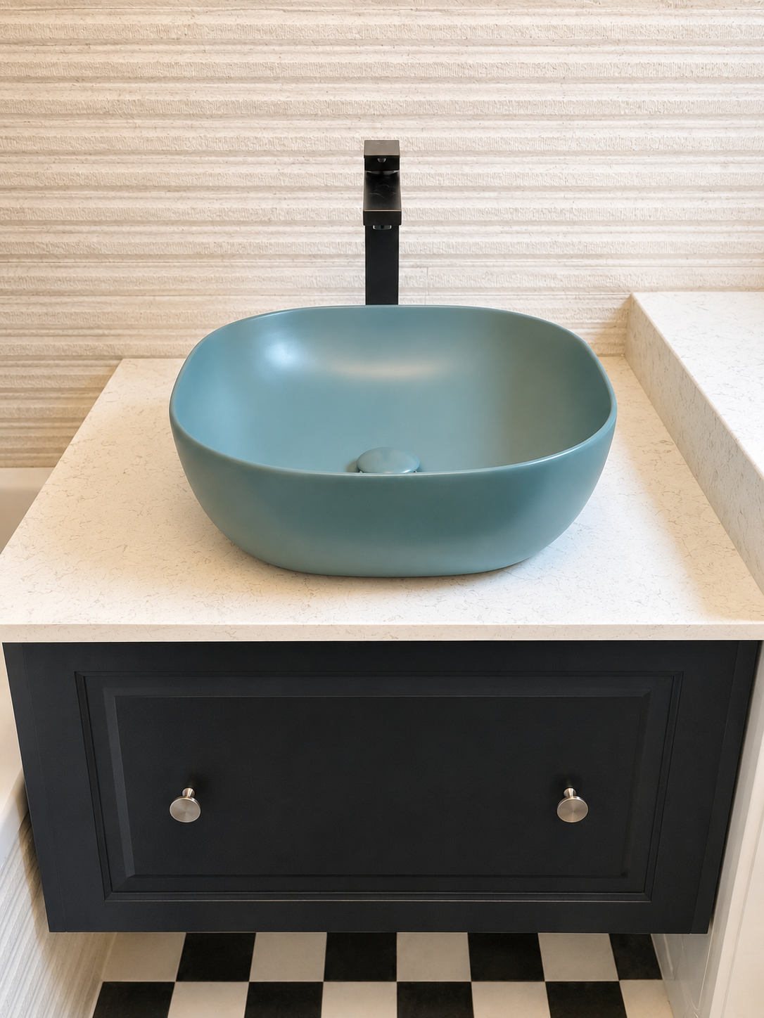 Mobilier pentru baie realizat la comandă de NORVINIA din MDF temoformat cu blat din cuarț compozit