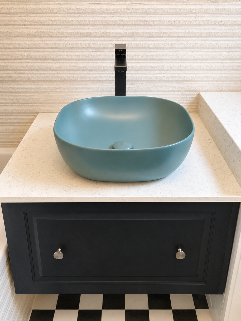 Mobilier pentru baie realizat la comandă de NORVINIA din MDF temoformat cu blat din cuarț compozit
